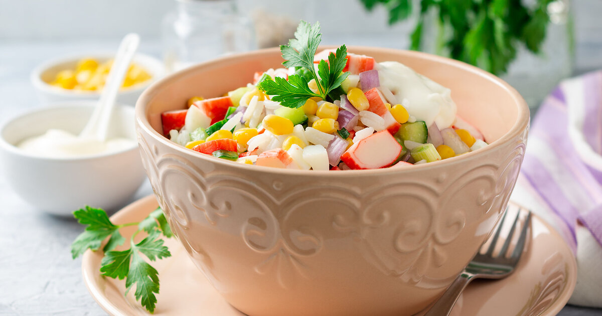 Крабовый салат с кукурузой: сколько калорий в любимом блюде салаты