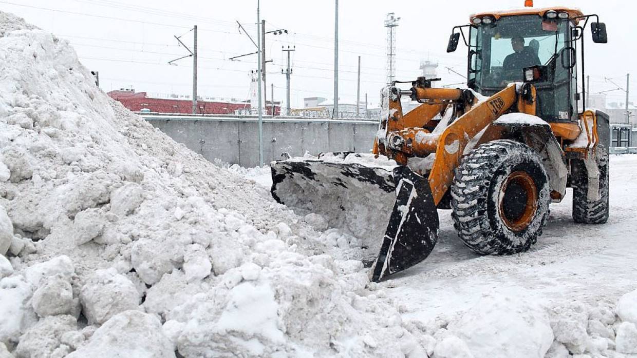 Снегоуборочный трактор протаранил троллейбус в центре Петербурга