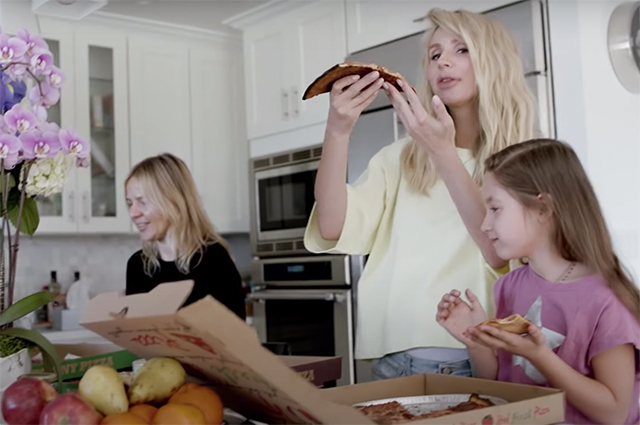 Светлана Лобода представила клип на песню "Мой". Он состоит из редких кадров из семейного архива Шоу-бизнес