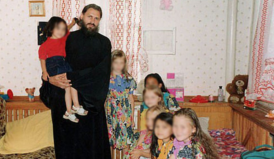 Отца 70 детей, священника Николая Стрёмского, обвиняют в изнасилованиях дети,изнасилования,общество,россияне,священник,уголовное дело
