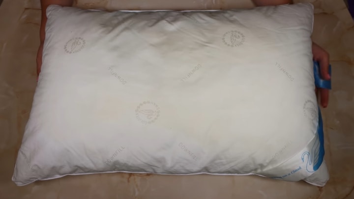 Как выстирать подушку до белоснежного состояния