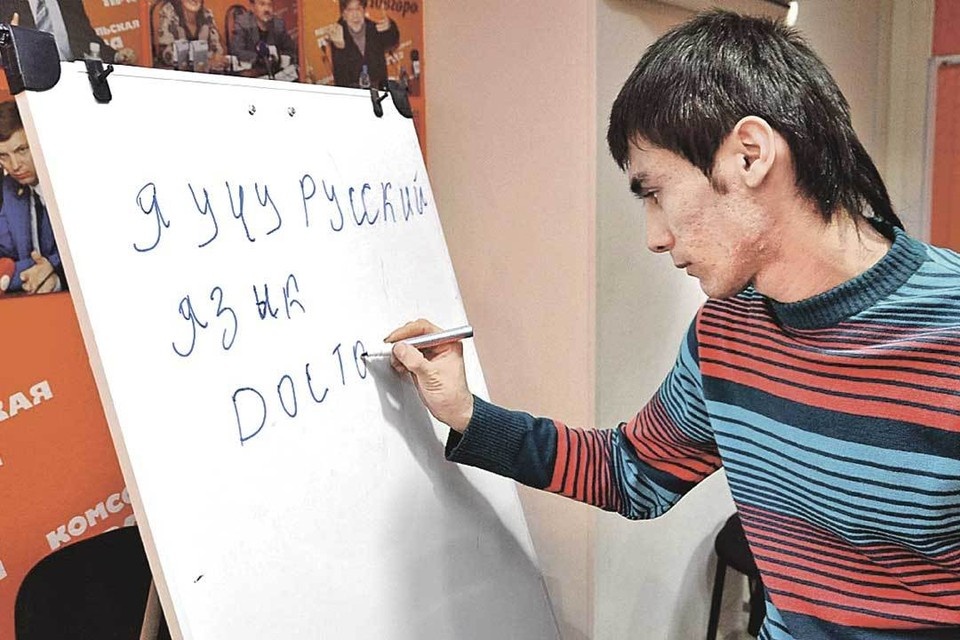    Теперь ребятам из Средней Азии хочешь не хочешь, но надо на самом деле учить русский язык. Фото: Александр ДОНИКОВ/PhotoXPress