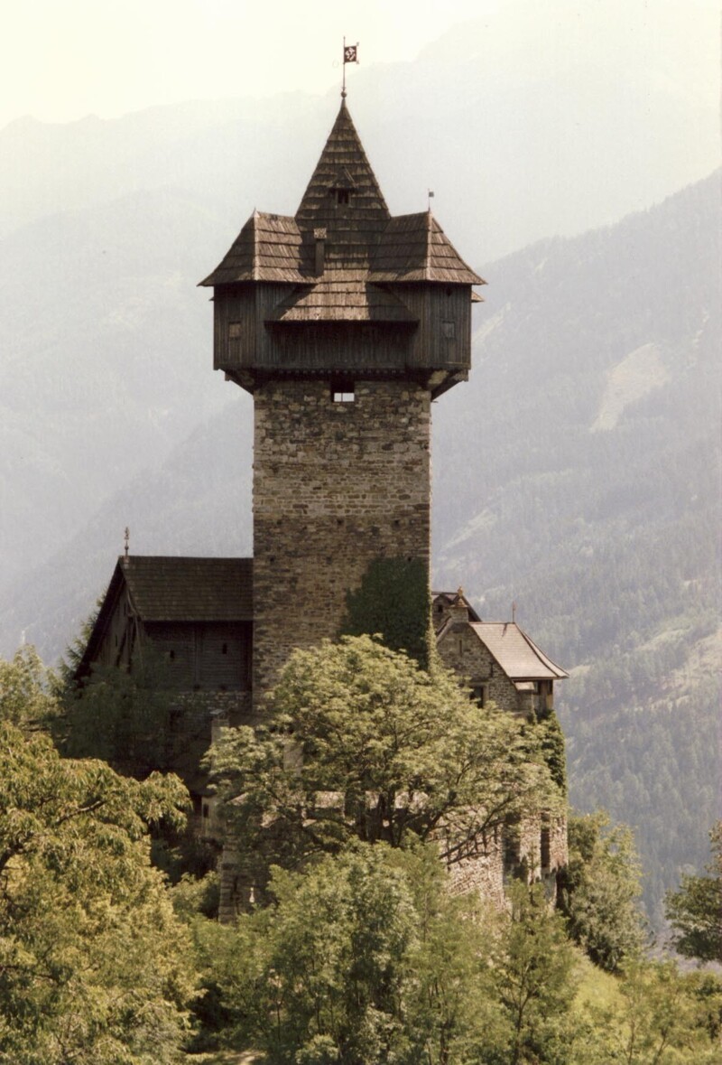 Величавый замок Фалькенштайн Австрия,Европа,замки