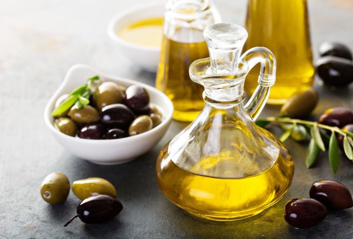 Даже пара ложек для заправки увеличит калорийность самого легкого салата на 200 калорий / Фото: infoonlain.ru  Даже пара ложек для заправки увеличит калорийность самого легкого салата на 200 калорий / Фото: infoonlain.ru