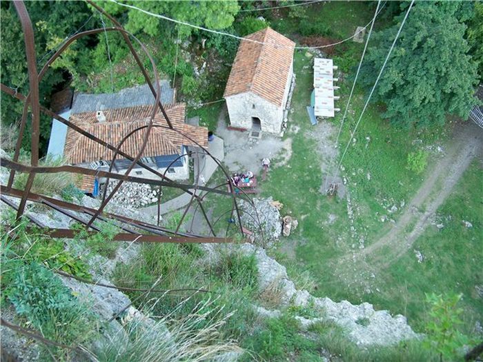 Церкви на огромных скалах 