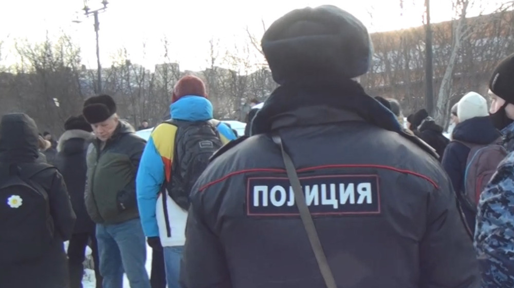 Красноярский полицейский помог упавшему на землю митингующему