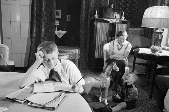 То, что при правлении Сталина в домах ходили в обуви, является подтвержденным историческим фактом / Фото: ustaliy.ru То, что при правлении Сталина в домах ходили в обуви, является подтвержденным историческим фактом / Фото: ustaliy.ru