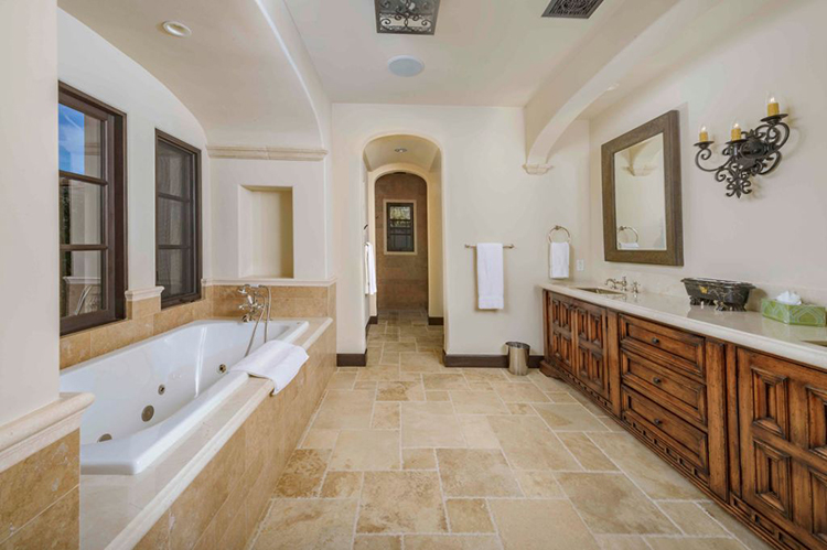 В гостях у Сильвестра Сталлоне: экскурсия по вилле актера в Ла Кинте, которую он пытается продать 9 лет Стиль жизни,Дома звезд