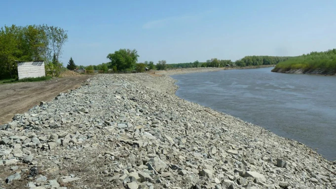 В Алтайском крае заканчивают укрепление берега реки Чумыш