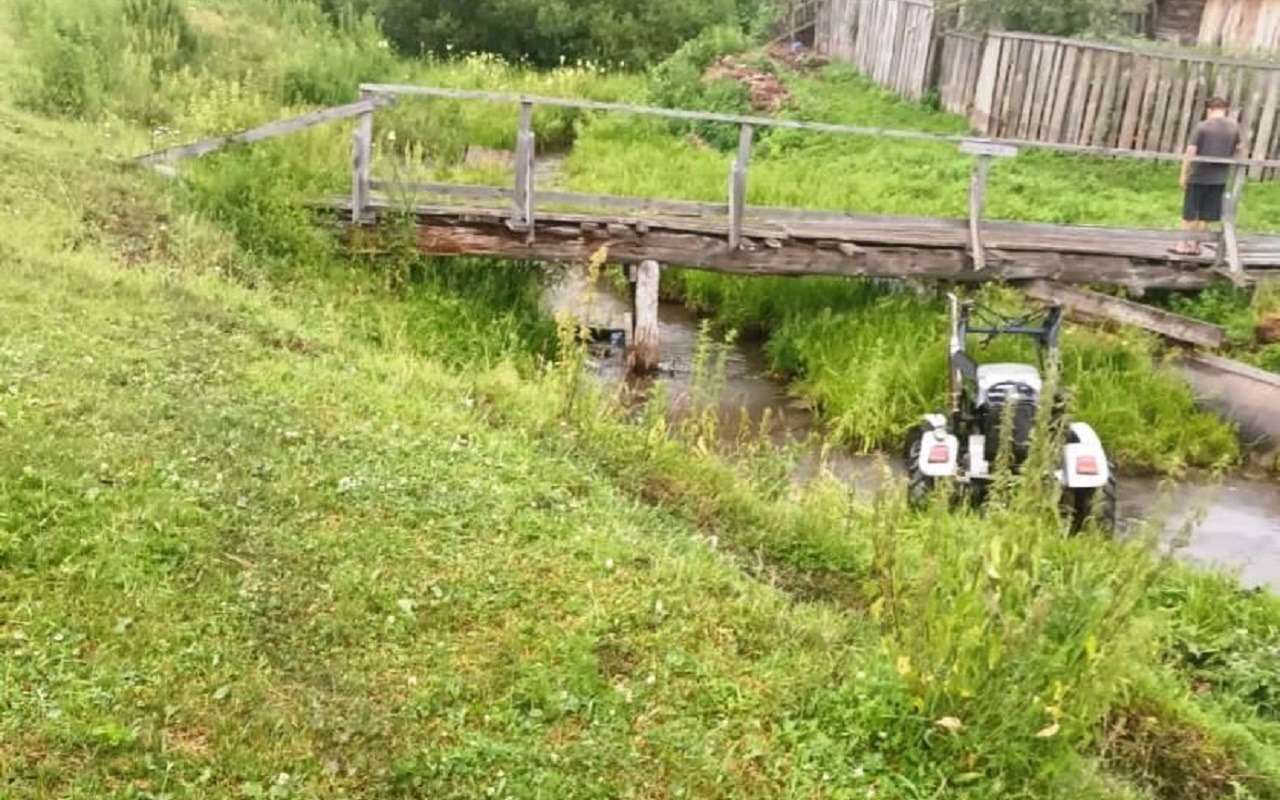 Мужчина погиб, съехав в реку на мини-тракторе в Хакасии