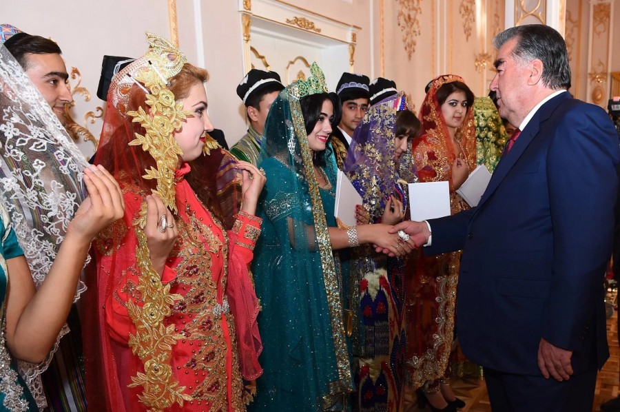 «Нужна стройная, белая, городская»: как сегодня выбирают невест в Таджикистане 