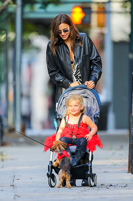 Модный дуэт: Ирина Шейк с дочерью Леей на прогулке в Нью-Йорке Звездные дети