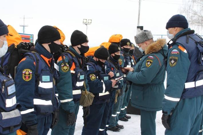 Путин заявил о лидирующей позиции сотрудников МЧС России в решении экстраординарных задач Путин заявил о лидирующей позиции сотрудников МЧС России в решении экстраординарных задач Общество