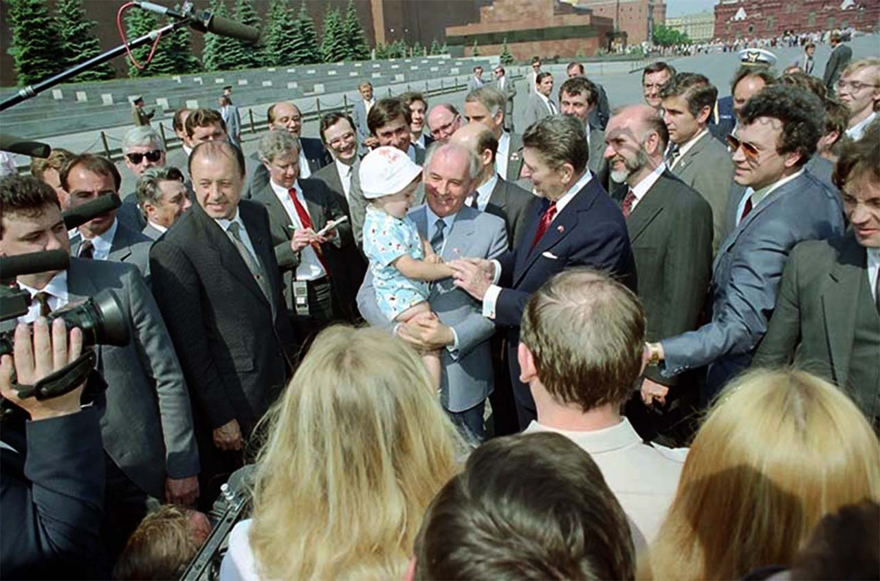 1986 рейган. Рональд Рейган с Горбачевым на красной площади. Визит Горбачева Рональд Рейган. Саммит Москва 1988. Рейган в Москве 1986.