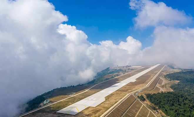 В Китае построили аэропорт на высоте в 1800 метров. Для этого строителям пришлось срезать вершину горы Культура