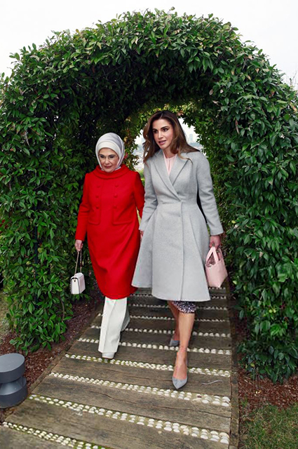 Королева Рания с мужем посетила Стамбул: оцениваем образы первой леди Иордании звездный стиль