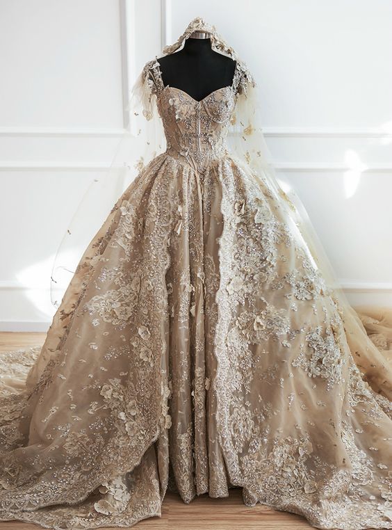 Платья настоящей королевы: в сети спорят, какой из этих 9 нарядов — самый роскошный Платья настоящей королевы: в сети спорят, какой из этих 9 нарядов — самый роскошный лучшее,мода,модные советы,Наряды