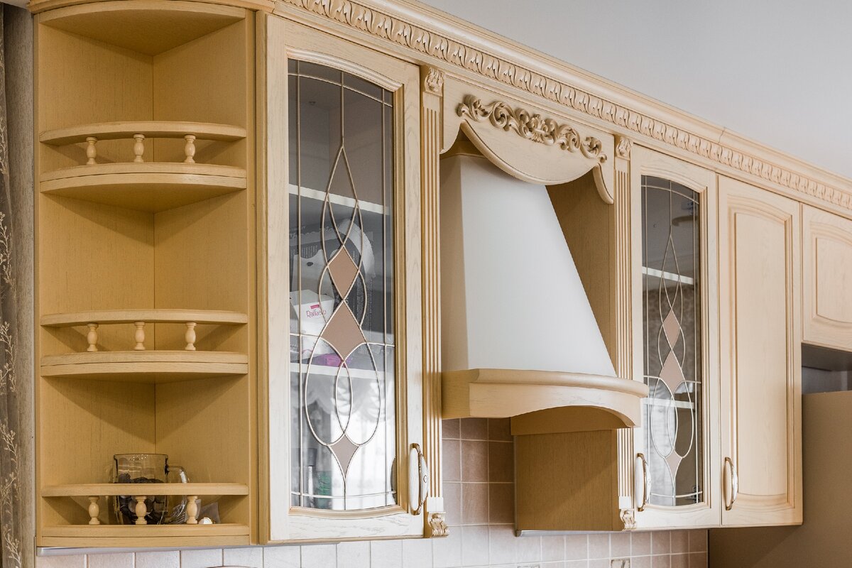 Во всем не стандарт: от конфигурации до цвета. Солнечная изысканная кухня с фасадом из массива дуба и шикарной столешницей идеи для дома,интерьер и дизайн,кухня