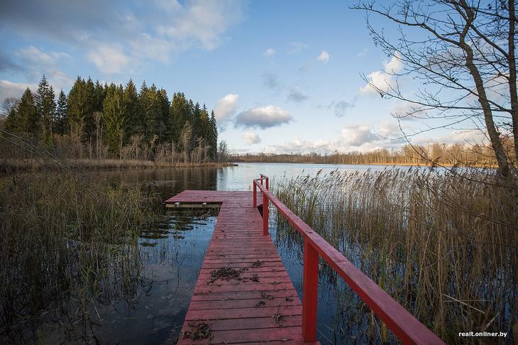 «Вложил сюда все свои сбережения». Как один человек возрождает деревню на Голубых озерах 
