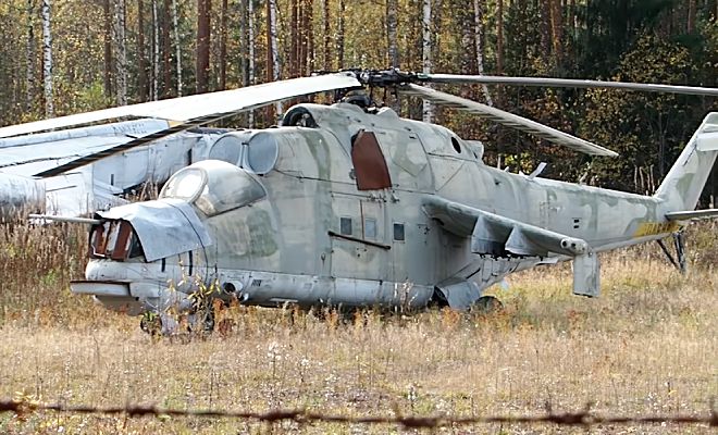 Мужчина углубился далеко в чащу и вышел на заброшенную авиабазу времен СССР. Самолеты стоят среди деревьев более 30 лет