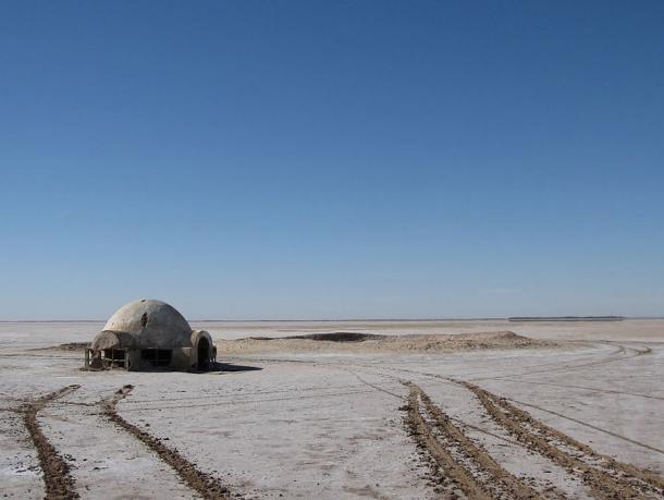 Тунисское соленое озеро Чотт-эль-Джерид - место съемок Татуина, где жили Скайуокер и Оби-Ван Кеноби в серии фильмов "Звездные войны". 