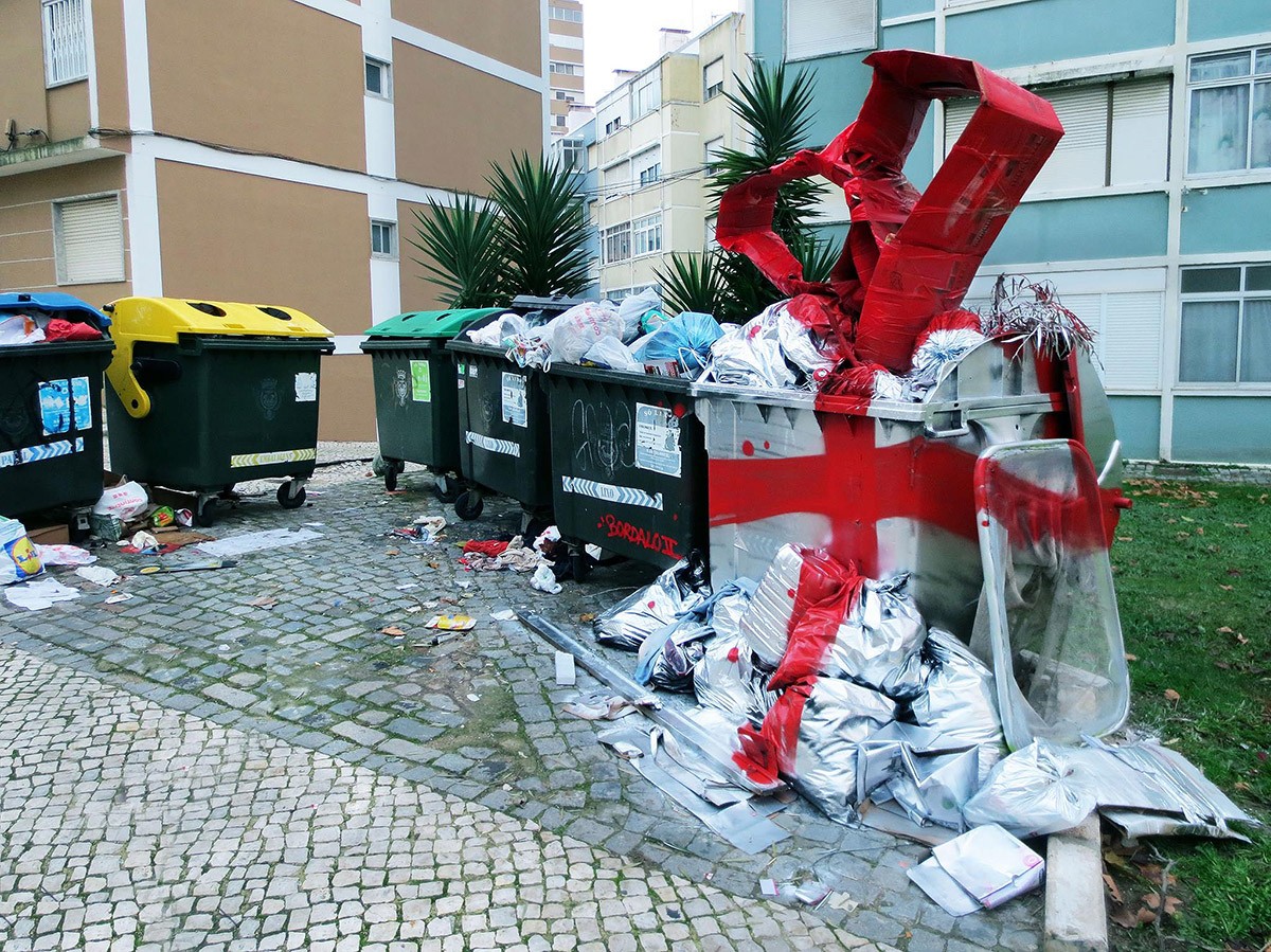 Потрясающий стрит-арт из мусора
