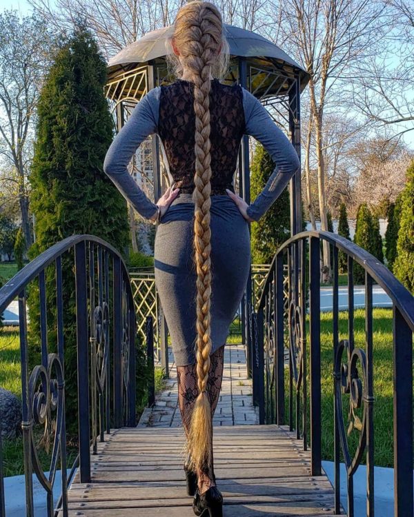 Украинка отрастила волосы длиной в 1.8 метра и рассказала, как живётся Рапунцель в современном мире