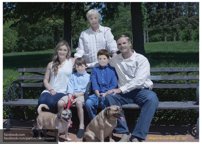 Пользователей Сети рассмешила неудачная фотосессия американской семьи