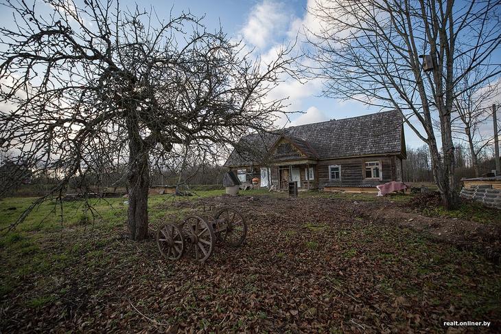 «Вложил сюда все свои сбережения». Как один человек возрождает деревню на Голубых озерах 