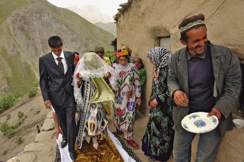 «Нужна стройная, белая, городская»: как сегодня выбирают невест в Таджикистане 