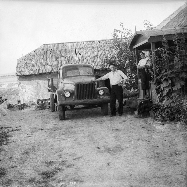 Архив сельского фотографа  СССР : в заброшенном доме нашли тысячи снимков 1950-70-х годов Галушка, будни, чемодан, Рошиетичь, фотографалюбителя, Кушнир, чердаке, советского, племянник, обладателем, объезжал, фотоаппарата, «Любитель», вернувшийся, велосипеде, соседние, армии, колхозе, научил, Фотографировать