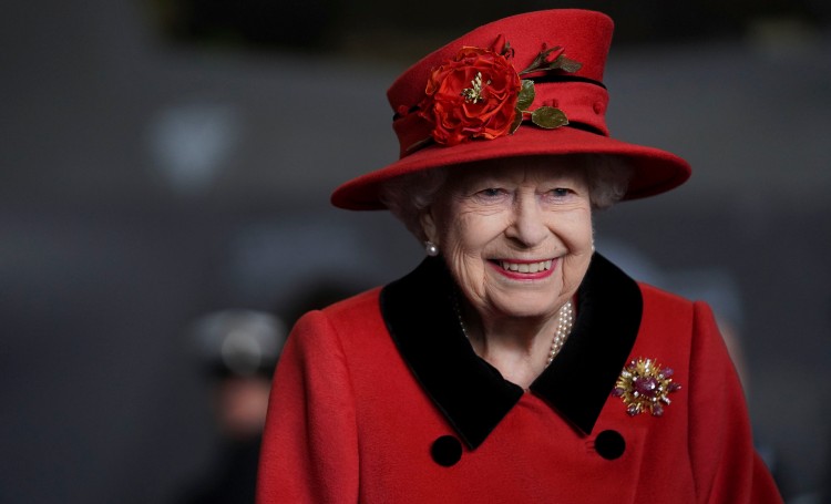 Елизавета II отдала дань уважения покойному мужу во время визита на авианосец Queen Elizabeth