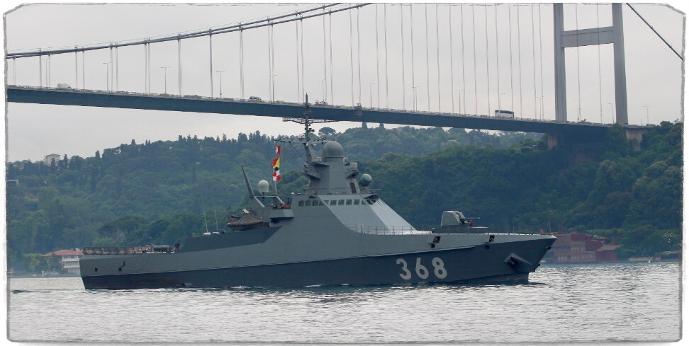 Источник: Yörük Işık. На фото патрульный корабль проекта 22160, о котором мы забыли упомянуть - на данный момент его ударная сила минимальна ввиду отсутствия каких-либо ракет, однако в перспективе он получит "Калибры" и Х-35У, что также усилит ВМФ в регионе. Тем не менее свою роль в морском сражении он сыграет - на борту может базироваться вертолёт Ка-27ПЛ, который займётся поиском АПЛ противника.