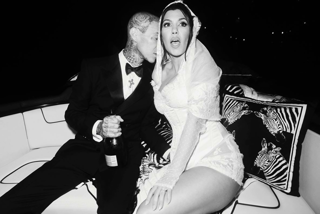 Кортни Кардашьян и Трэвис Баркер поделились новыми фото со свадьбы. Бывшая жена музыканта выставила на аукцион обручальное кольцо Звездные пары