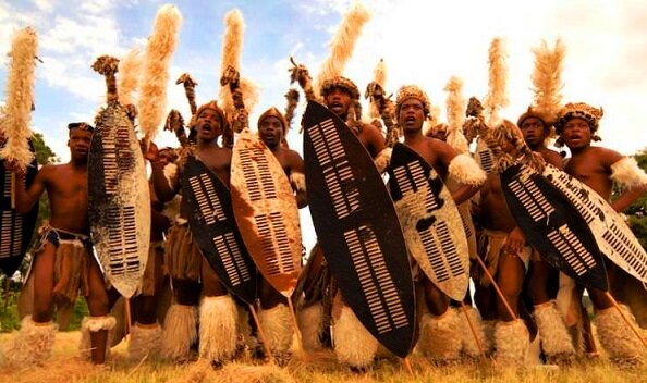 Зулусские воины готовятся к битве.