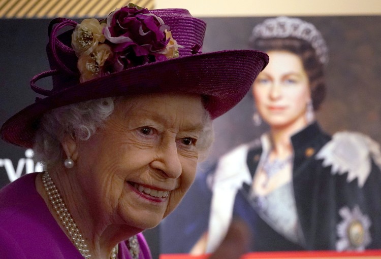 Елизавета II встретилась с премьер-министром Шотландии и посетила музей шотландских горцев Монархи,Британские монархи