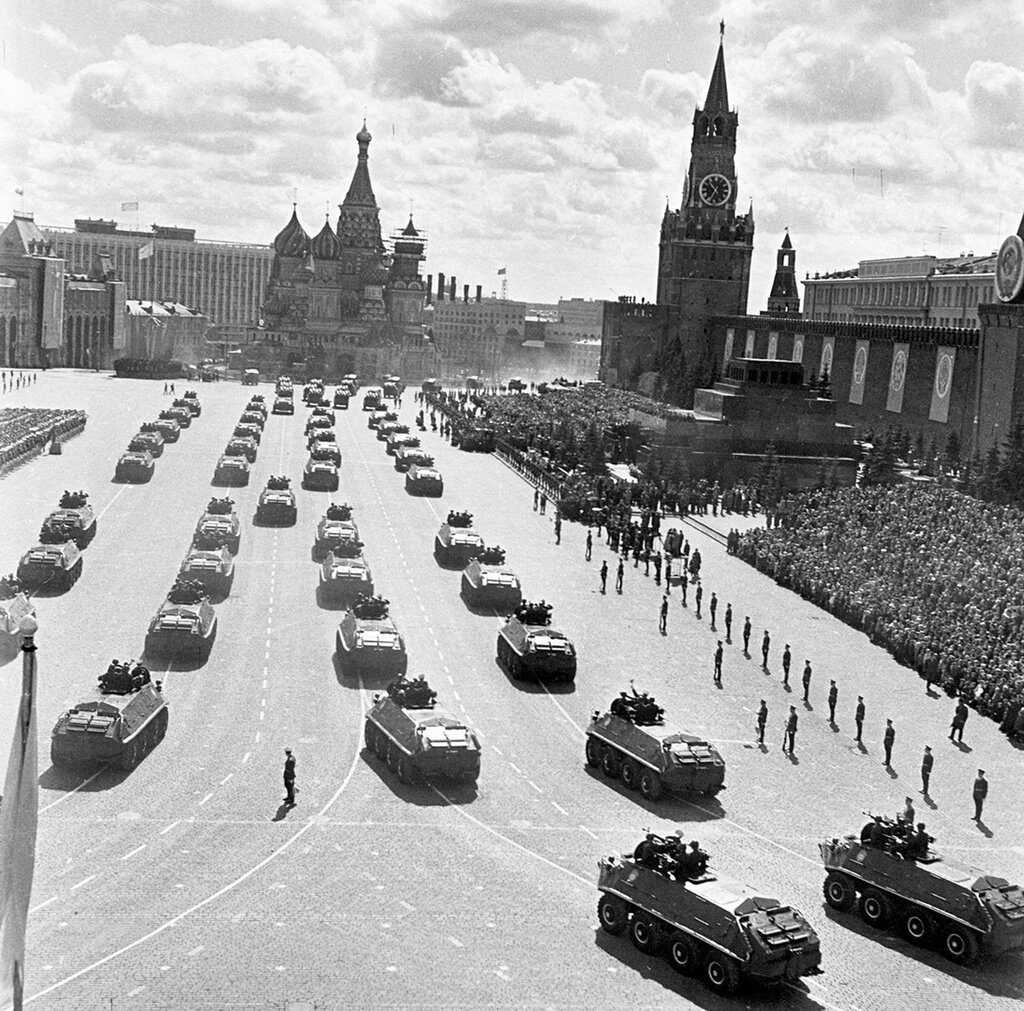 Без названия. Валентин Хухлаев, 9 мая 1967 года, г. Москва, Красная пл., из архива Валентина Хухлаева.