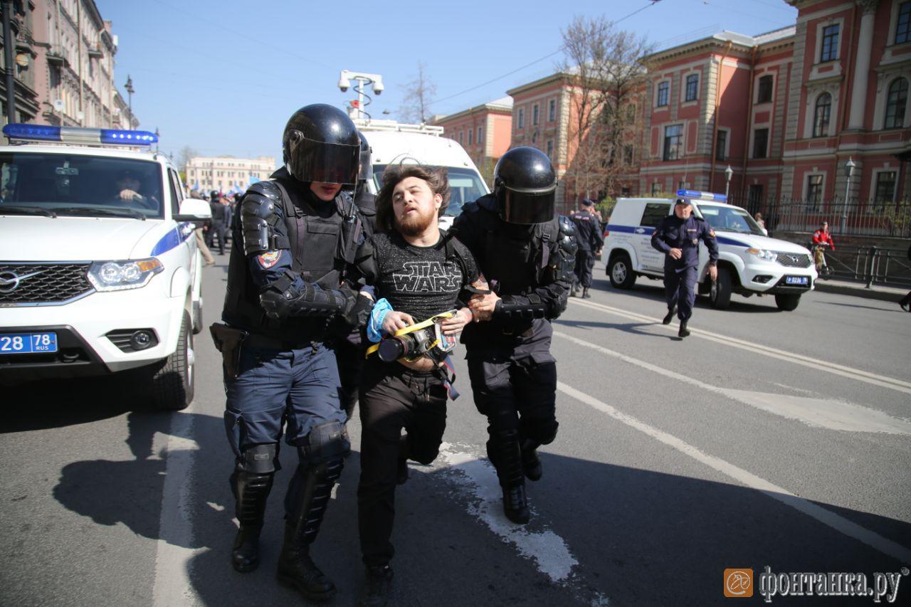 ОМОН пошёл на толпу. На первомайском шествии в центре Петербурга начались задержания общество,политика,россияне