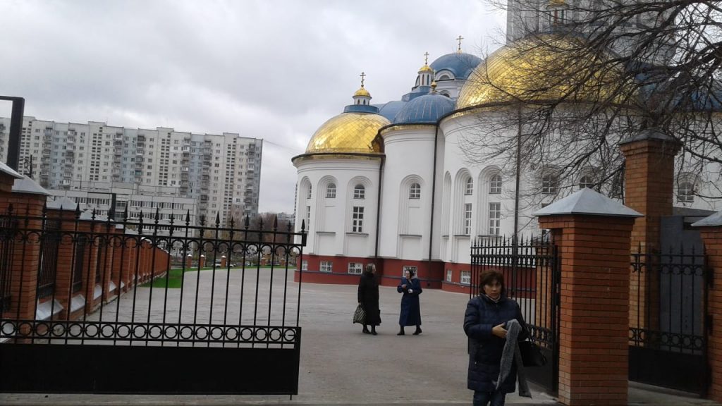 На территории храма. Освящение храма московских святых в Бибирево. 23 Февраля Церковь. С 23 февраля храм. Какой храм в Москве на улице Костромской.