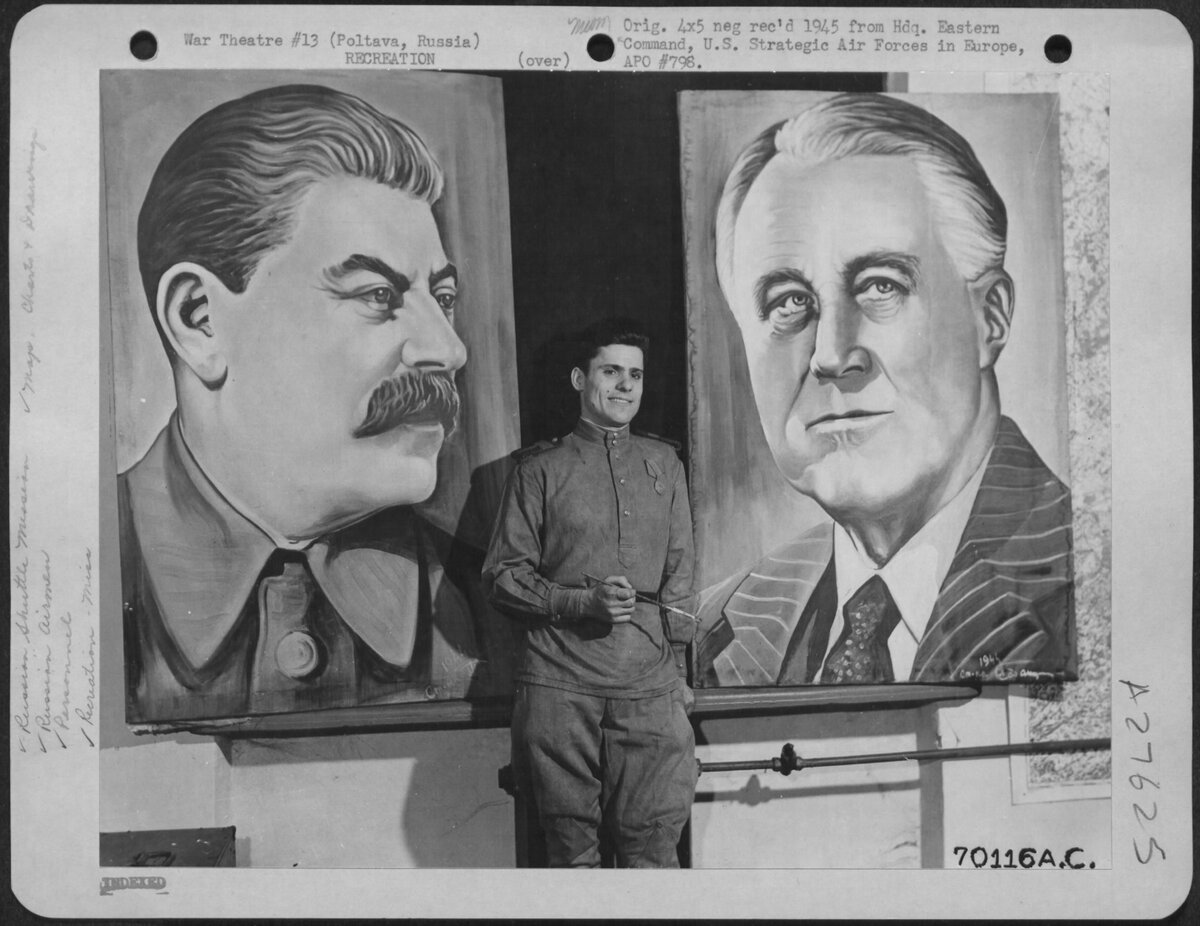 Советский солдат нарисовал портреты президента Франклина Рузвельта и руководителя СССР Иосифа Сталина. Портреты были размещены в фойе американо-советского театра авиабазы «Полтава».