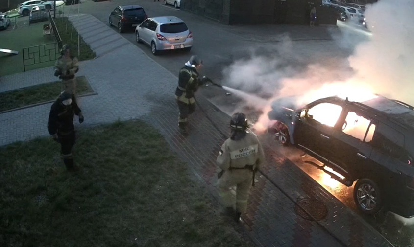 В поджоге на парковке в Благовещенске обгорел владелец автомобиля