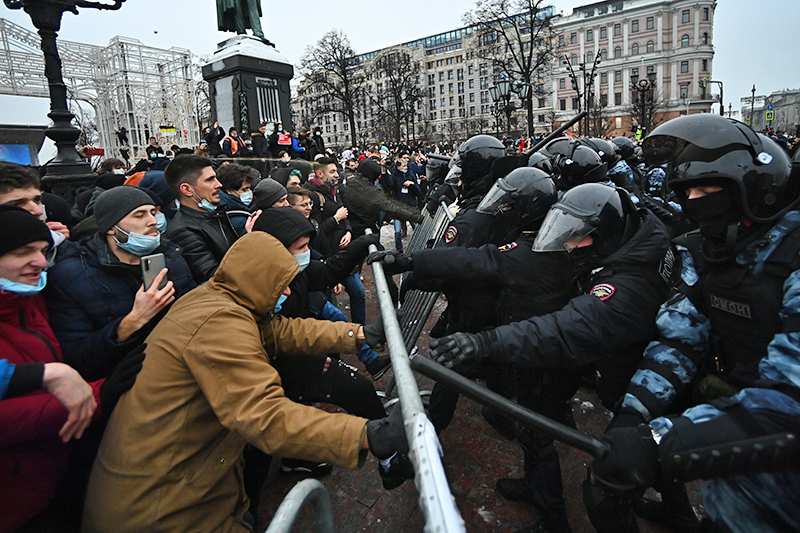 Эксперт: Полиция действовала против навальнистов мягко, на Западе за такое травят газом и убивают