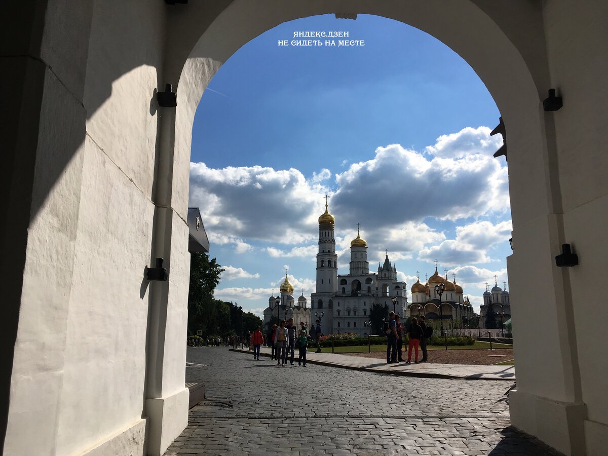 Московский Кремль. Взгляд от ворот Спасской башни