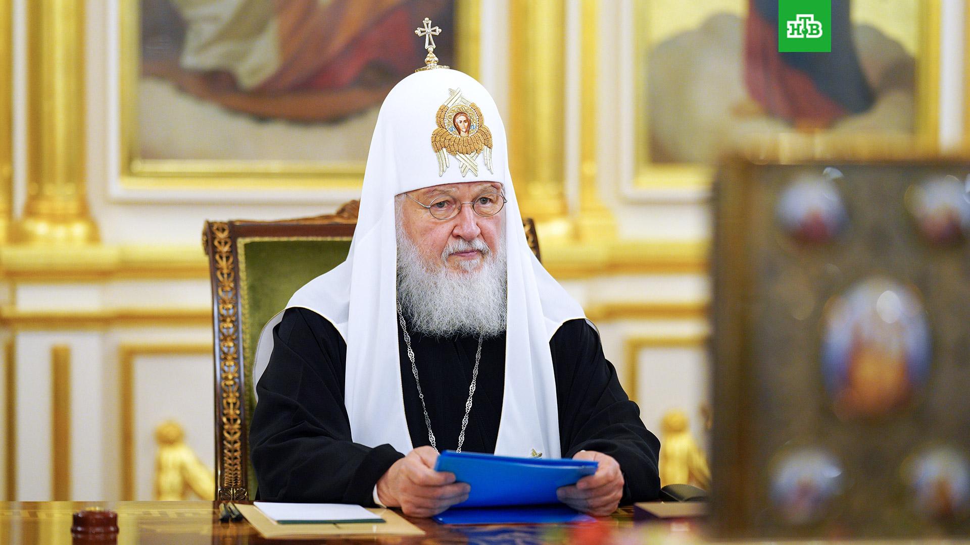 Патриарх Кирилл объяснил свое падение на богослужении законами физики