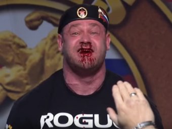 YouTube впечатлило видео, как окровавленный россиянин поднял вес в 426 кг