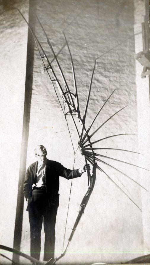 Владимир Татлин с крылом «Летатлина» (начало 1930-х) Владимир Татлин с крылом «Летатлина» (начало 1930-х)