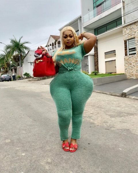 Пышка из Африки хвастается полной фигурой и хочет затмить саму Ким Кардашьян Пышка из Африки хвастается полной фигурой и хочет затмить саму Ким Кардашьян красота,мода и красота,модные блогеры,фигура