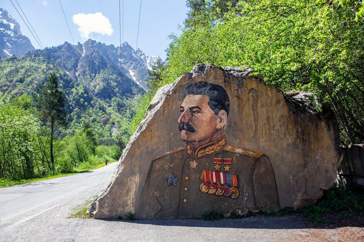 Памятник Сталину в Цейском ущелье. (c) Legion Media