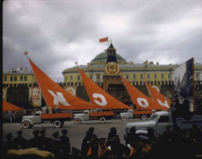 Торжественная первомайская демонстрация на Красной площади. СССР, Москва, 1961 год.