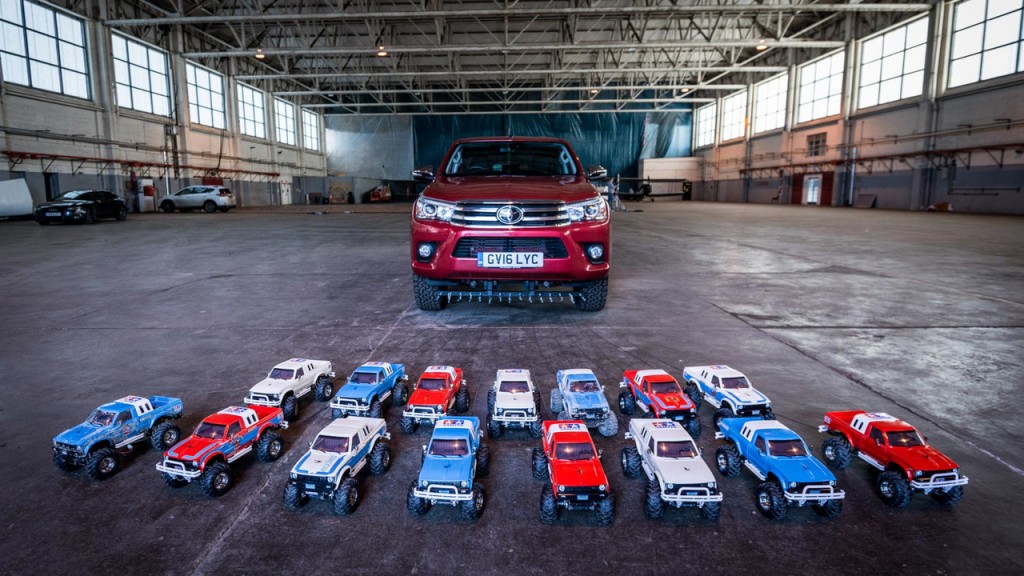 Давиды против Голиафа. Авто на радиоуправлении потянули пикап Toyota